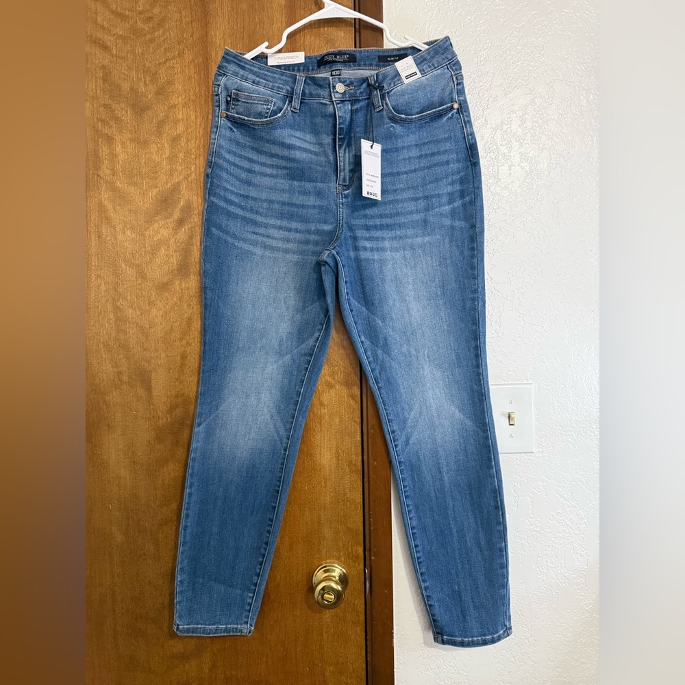 Judy Blue Light-Mid Wash Skinny Jeans. High waist.